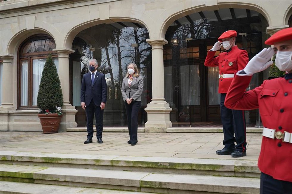El lehendakari, Iñigo Urkullu, y la vicepresidenta primera, Nadia Calviño, en el Palacio de Ajuria Enea, en Vitoria