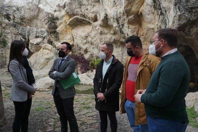 El delegado de Empleo, Formación, Trabajo Autónomo, Transformación Económica, Industria, Conocimiento y Universidades de la Junta en Córdoba, Ángel Herrador (segundo por la izda.), en su visita a Monturque.