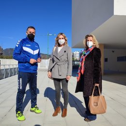 La delegada de Educación de la Junta en Córdoba, Inmaculada Troncoso (centro), en una reciente visita el IES Casiana Muñoz Tuñón.