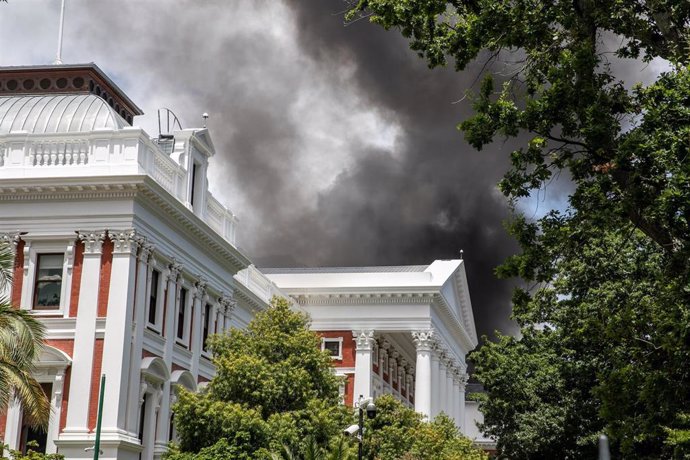 Archivo - Incendio en la sede del Parlamento de Sudáfrica, en Ciudad del Cabo.