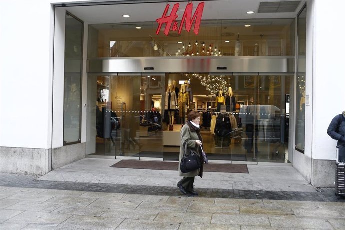 Archivo - Entrada a la tienda H&M
