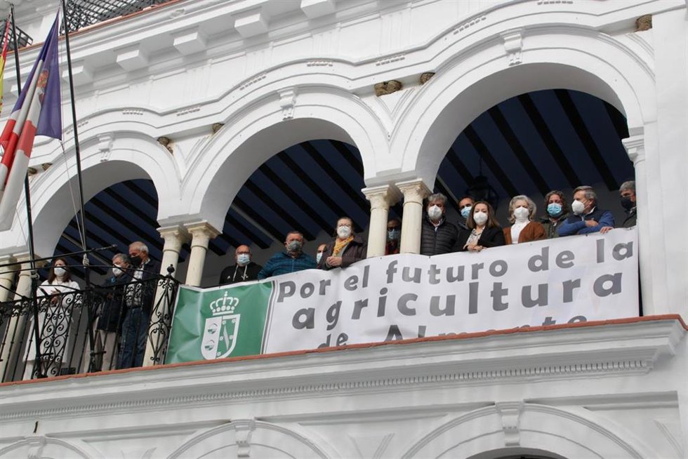Concentración en el Ayuntamiento de Almonte (Huelva).