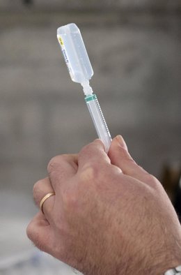 Detalle de una dosis de la vacuna contra el Covid-19, en el WiZink Center