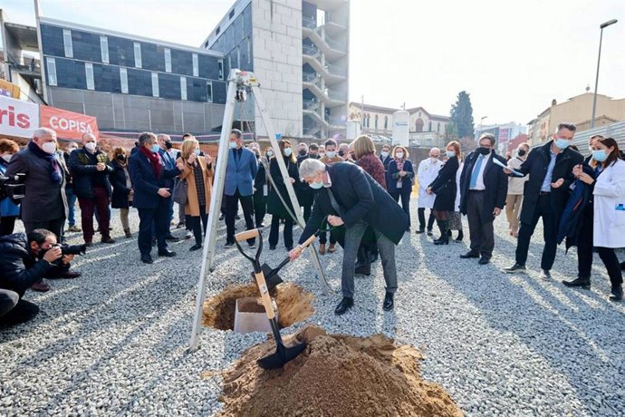 El conseller de Salud, Josep Maria Argimon, ha presidido el acto de colocación de la primera piedra del nuevo Centro de Oncología Radioterápica de Granollers