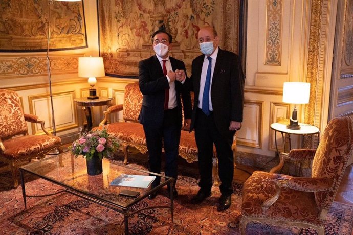 Archivo - El ministro de Asuntos Exteriores, UE y Cooperación, José Manuel Albares, y su homólogo francés, Jean-Yves Le Drian, en París