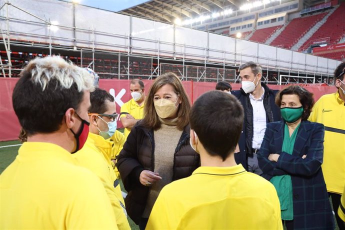 La presidenta del Govern, Francina Armengol, durante la visita al RCD Mallorca Genuine.