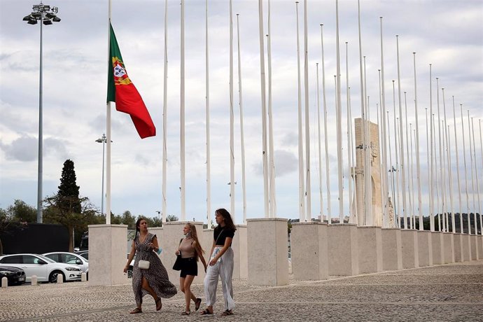 Tres muchachas caminan por las calles de Lisboa (imagen de archivo).