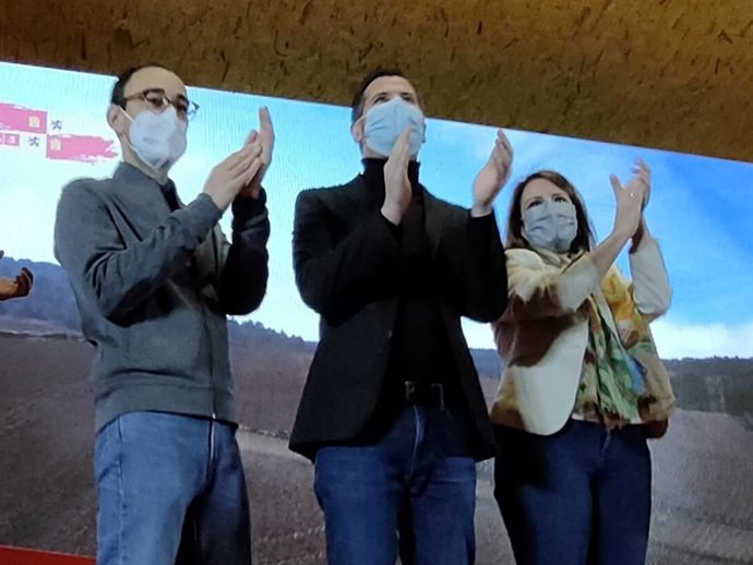 El secretario general del PSOE de Salamanca, David Serrada; el secretario general del PSOECyL y candidato a la Presidencia de la Junta, Luis Tudanca, y la vicesecretaria general del PSOE, Adriana Lastra.