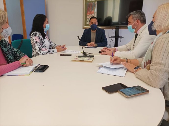 En la imagen, la directora general de Mujer y Diversidad de Género, María José García (2i), el concejal de Igualdad del Ayuntamiento de Cartagena, David Martínez (c), y el director general de Juventud, José Manuel López (2d) y  sus equipos