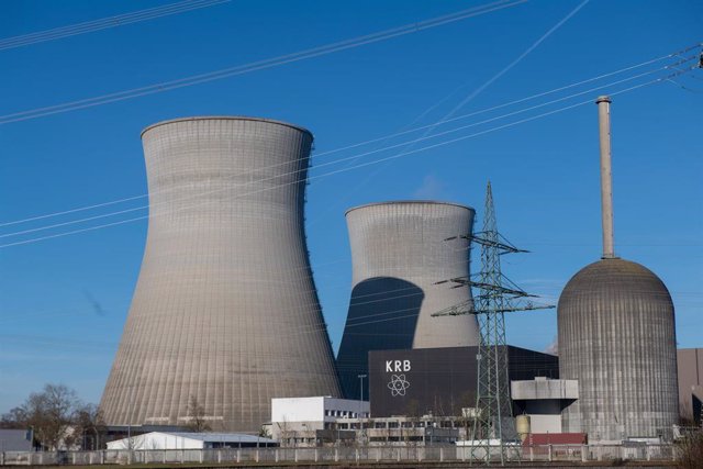 Archivo - 01 January 2022, Bavaria, Gundremmingen: No steam rises from the cooling towers of the Gundremmingen nuclear power plant, which shut down its operations on 31 December 2021 as part of the nuclear phase-out. Photo: Stefan Puchner/dpa