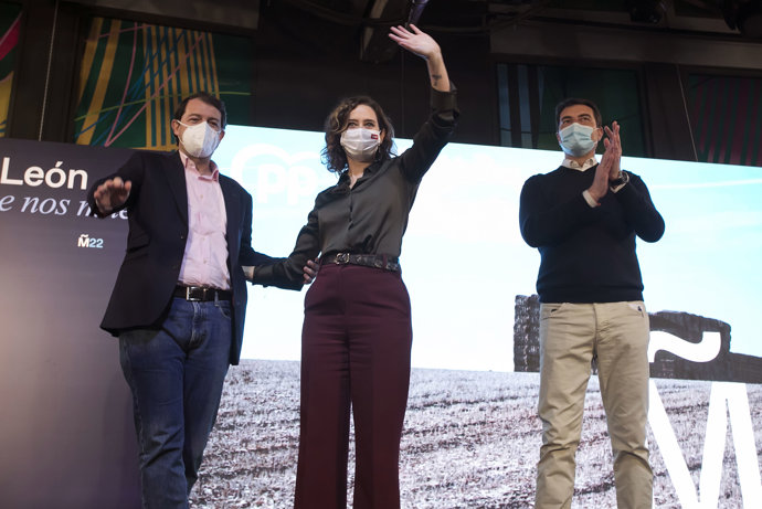 La presidenta de la Comunidad de Madrid, Isabel Díaz Ayuso (c); el cabeza lista del PP por Burgos, Ángel Íbañez (d) y el candidato a la Presidencia de la Junta de Castilla y León, Alfonso Fernández Mañueco (i), en el acto de campaña electoral