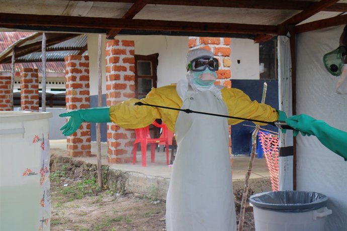 Archivo - Personal sanitario en un centro de tratamiento de ébola apoyado por MSF en Bolomba, República Democrática del Congo