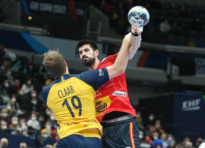 El jugador de los Hispanos Eduardo Gurbindo durante la final del Europeo de Eslovaquia y Hungría de balonmano ante Suecia. 