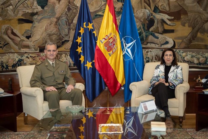 La ministra de Defensa, Margarita Robles, junto al general Aroldo Lázaro Sáenz