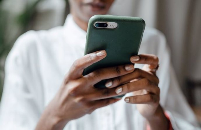 Una mujer utilizando un 'smartphone'