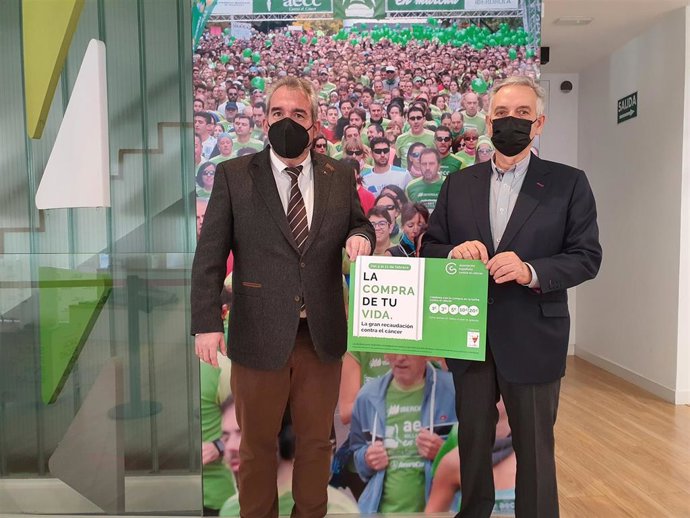 Responsables de ambas organizaciones con motivo de la campaña 'La compra de tu vida'.