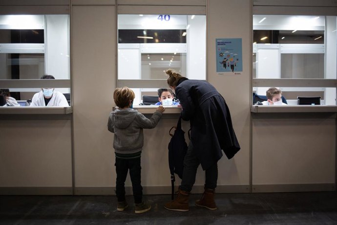 Archivo - Un niño acude a recibir la vacuna contra el Covid-19, en la Fira de Barcelona.
