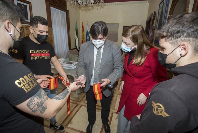 El alcalde de Huelva, Gabriel Cruz, y la concejala de Participación Ciudadana y Deportes, María Teresa Flores, reciben en el Ayuntamiento a Yeray Merchán y Arthur Aragón, proclamados recientemente campeones de España de boxeo en sus correspondientes