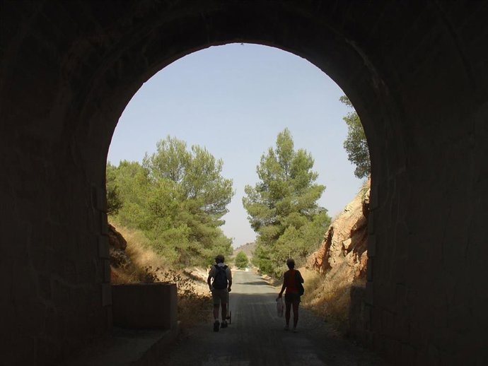 Una pareja camina por la Vía Verde del Noroeste, donde se ha puesto en marcha un plan de acciones para la promoción de la biodiversidad.