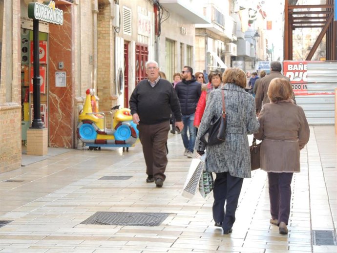 Archivo - Gente paseando por las calles  de Huelva en pleno periodo de Rebajas