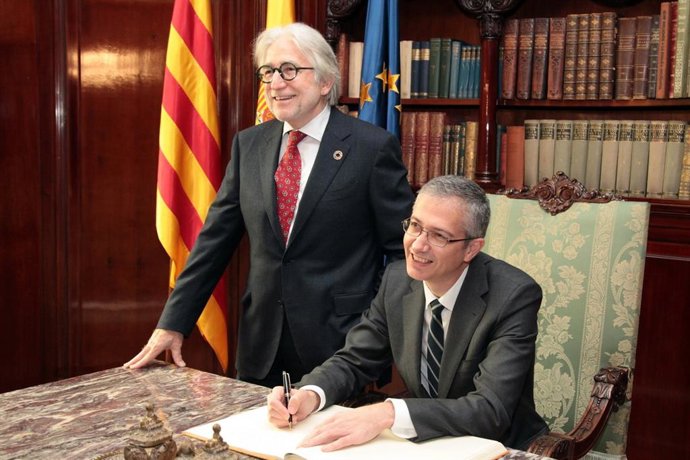 El presidente de Foment del Treball, Josep Sánchez Llibre, junto al gobernador del Banco de España, Pablo Hernández de Cos