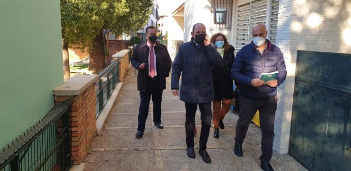 El Ayuntamiento de Sevilla, a través del Distrito Casco Antiguo, ha culminado las obras del nuevo revestimiento de la fachada del CEIP Sor Ángela de la Cruz que se han llevado a cabo bajo criterios de sostenibilidad y rehabilitación energética y para lo