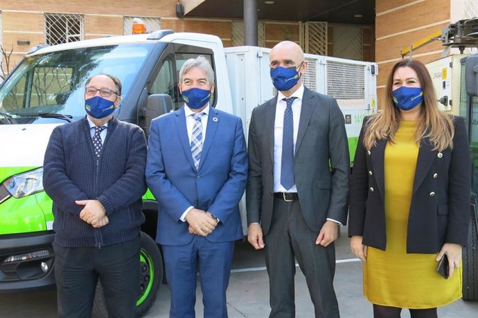 Lucrecio Fernández y Antonio Muñoz, en el centro, tras la designación del primero como gerente de Lipasam.