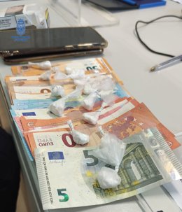 Papelinas, dinero fraccionado y dos teléfonos móviles incautados al detenido como presunto autor de un delito contra la salud pública en Palma.