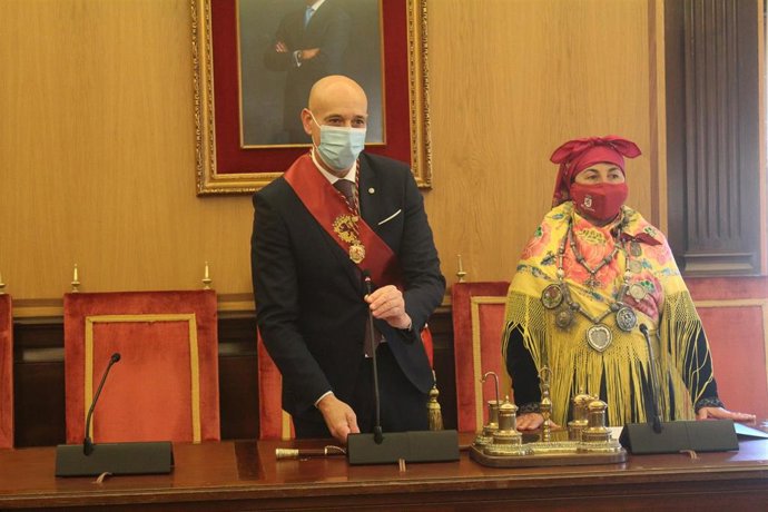 El alcalde y la Águeda Mayor en el acto celebrado en el consistorio.