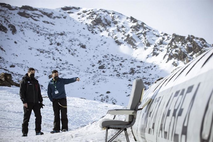 Archivo - El presidente de la Junta de Andalucía, Juanma Moreno, y el director de cine Juan Antonio Bayona, en Sierra Nevada