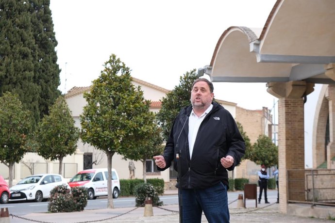 El líder d'ERC, Oriol Junqueras, atenent als periodistes a Gandesa (Tarragona), aquest dissabte.
