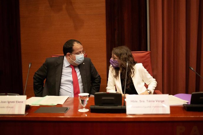 Archivo - El conseller de Interior, Joan Ignasi Elena, comparece junto a la consellera de Igualdad y Feminismo, Tania Verge