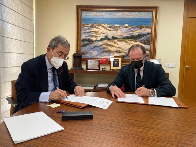 Los presidentes de Proyecto Hombre Sevilla y de Fundación Caja Rural del Sur, Antonio Fragero y José Luis García-Palacios Álvarez, respectivamente,  renuevan el convenio de colaboración