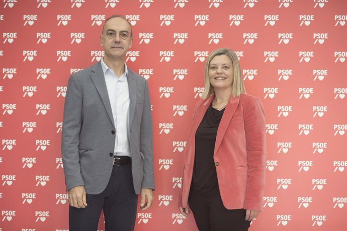 Archivo - Los diputados oscenses del PSOE Alfredo Sancho y Begoña Nasarre.