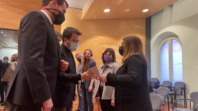 La portaveu del partit, Nora Sant Sebasti, lliura una carta al president de la Generalitat, Pere Aragons, en la qual la formació demana que la Generalitat tuteli a l'Ajuntament de Badalona (Barcelona)