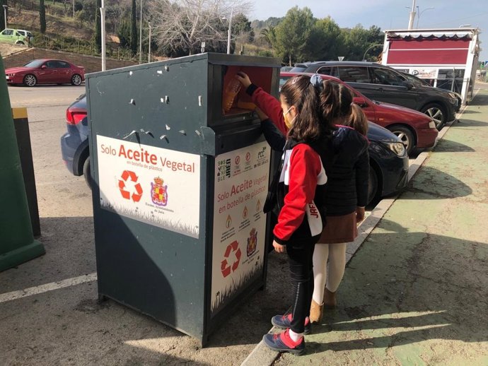 Los jiennenses reciclaron en 2021 unos 48.000 kilos de aceite doméstico usado, depositados en 80 contenedores