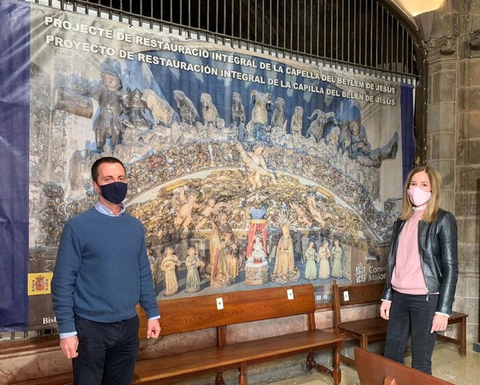 El portavoz del PP en el Consell, Lloren Galmés, y la consellera Antonia Roca frente al espacio donde debería ubicarse el belén de la Sang.
