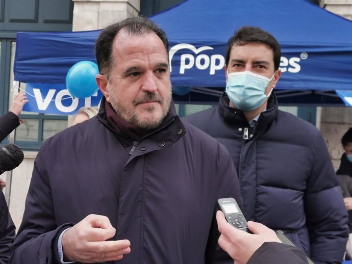 El presidente del PP vasco, Carlos Iturgaiz, participa en Burgos en la campaña electoral de los populares de Castilla y León.