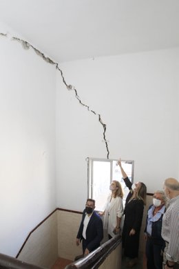 Archivo - Las obras de rehabilitación de 163 viviendas de la barriada de Carranque comenzarán en 2022. En la imagen, la consejera, Marifrán Carazo, señala una de las grietas del edificio durante una visita a las mismas