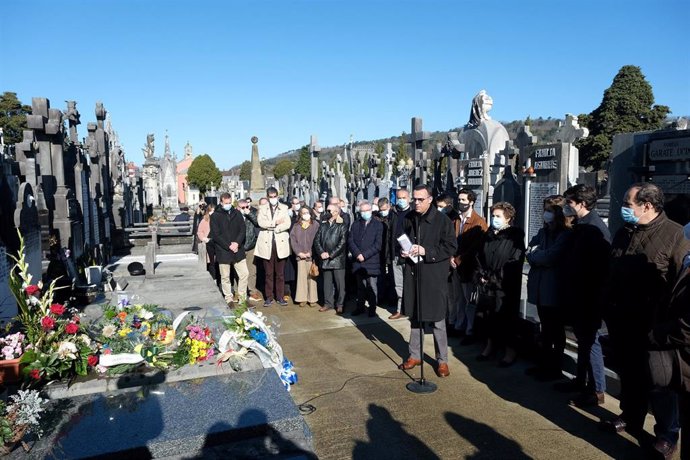 Rubén Múgica, durante el homenaje que los socialistas vascos han organizado en memoria de su padre en el cementerio de Polloe de San Sebastián
