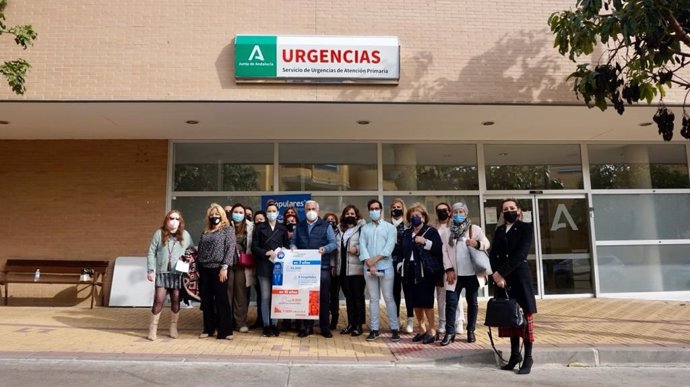 Dirigentes del PP valoran la inversión de la Junta de Andalucía en sanidad en la puerta de urgencias del centro de salud de Churriana, en Málaga capital