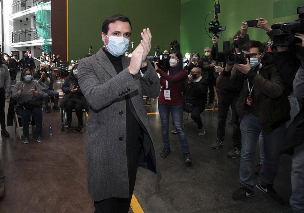 El ministro de Consumo y coordinador general de IU, Alberto Garzón, aplaude en un acto público de campaña electoral, en el Polideportivo Lavaderos, a 5 de febrero de 2022, en Burgos, Castilla y León (España). Los ministros intervienen en este mitin para