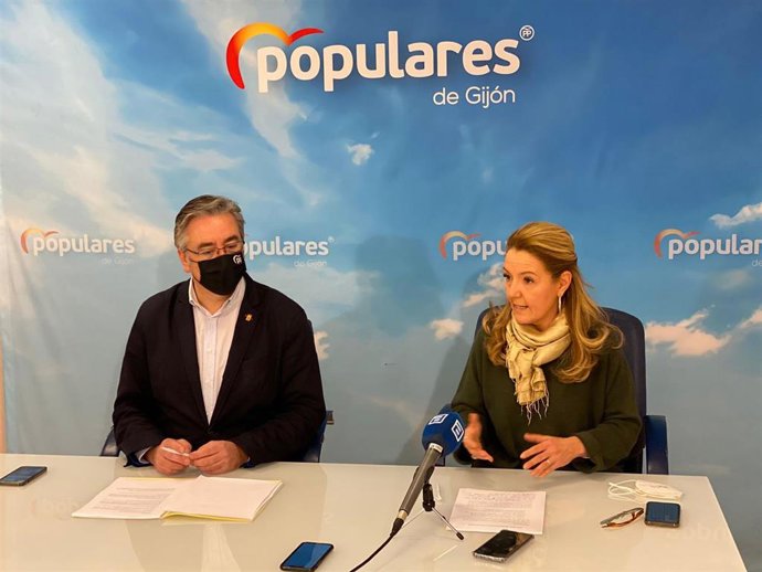 La presidenta del PP de Asturias y portavoz en la Junta General, Teresa Mallada, y el presidente del PP de Gijón y portavoz adjunto, Pablo González