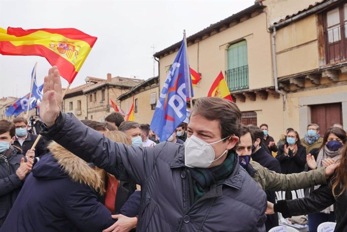 Fernández Mañueco en un acto electoral con jóvenes en Segovia.