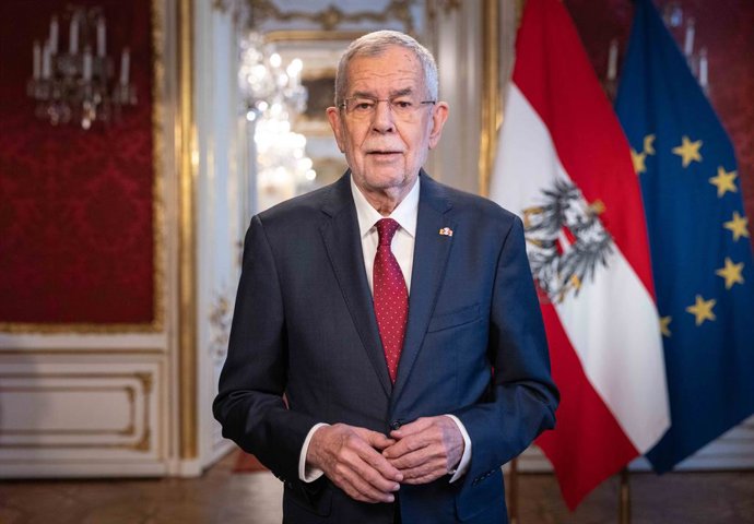 Archivo - HANDOUT - 30 December 2021, Austria, Vienna: Austrian President Alexander Van der Bellen delivers a televised address to the nation on the occasion of the start of the New Year. Photo: Daniel Trippolt/BMLV via APA/dpa - ATTENTION: editorial us