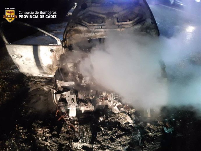 Bomberos intervienen para sofocar las llamas de un vehículo incendiado en Conil