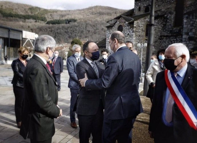 El cap de Govern d'Andorra, Xavier Espot, saluda al primer ministre francs, Jean Castex, en Tarascon sud l'Arija