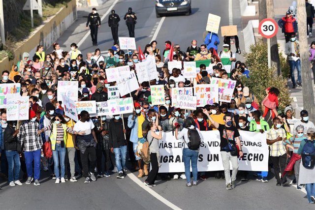 Varios manifestantes se dirigen al Tarajal, durante la IX Marcha de la Dignidad cuando se cumplen ocho años de la tragedia del Tarajal, a 5 de febrero de 2022, en Ceuta (España).