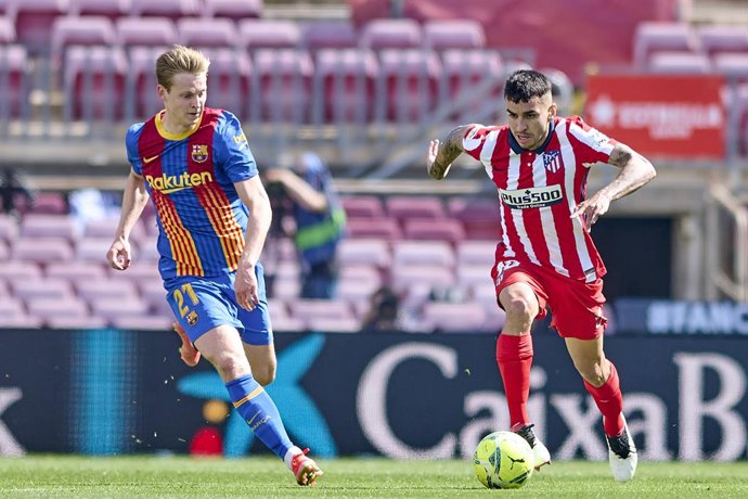 Archivo - 08 May 2021, Spain, Barcelona: Atletico Madrid's Angel Correa and Barcelona's Frenkie de Jong vie for the ball during the Spanish Primera Division soccer match between Barcelona and Atletico Madrid at the Camp Nou. Photo: Gerard Franco Crespo/