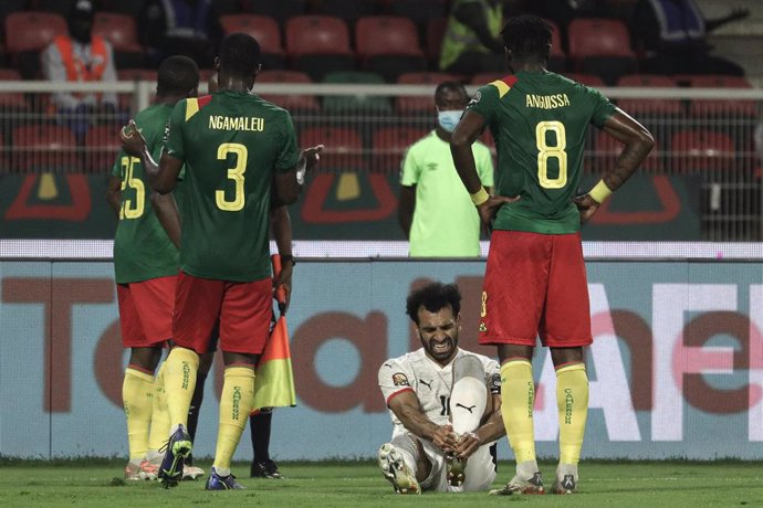 Jugadores de Camerún ante Mohamed Salah en las semifinales frente a Egipto
